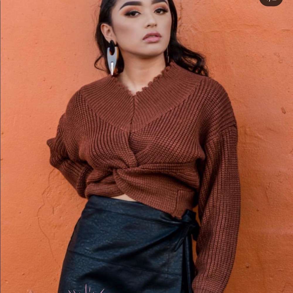 Cropped sweater with criss cross in the front